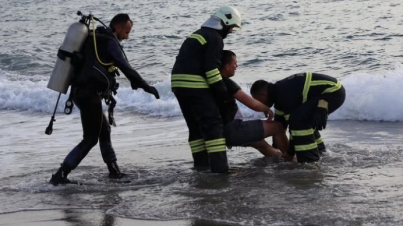 DENİZE SAVRULAN ADAM KURTARILDI
