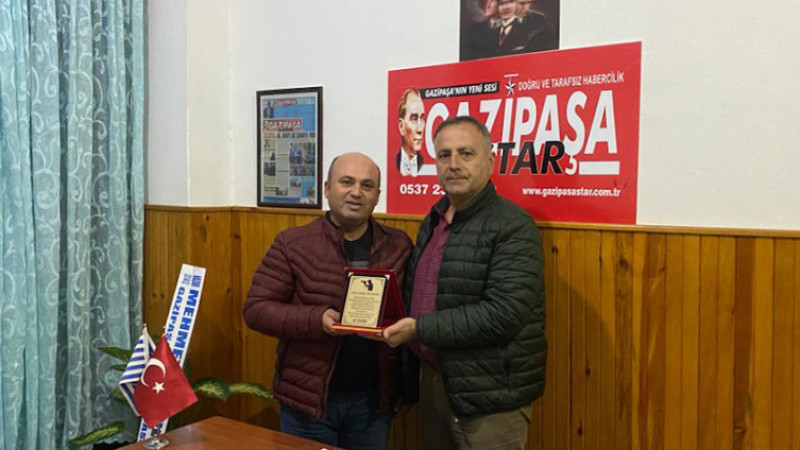 MUHTAR YILDIRIM’DAN  GAZETEMİZE PLAKET