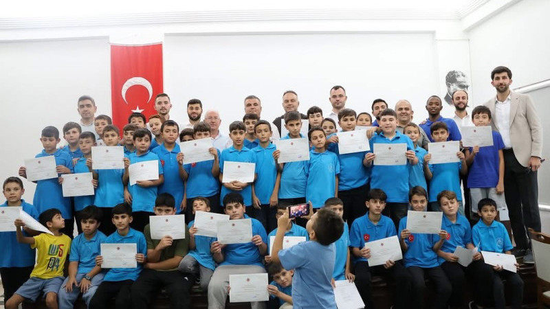 Sertifikalarını törenle aldılar