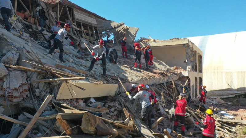 OKUL ENKAZINDA GERÇEKÇİ DEPREM TATBİKATI