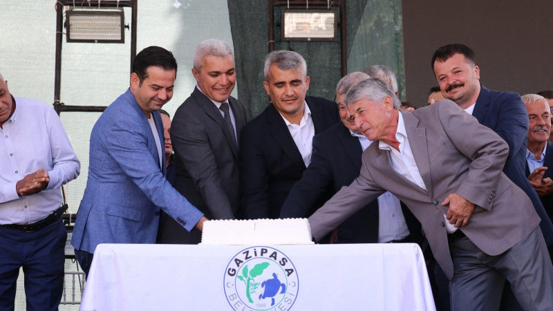 MUHTARLARA PASTALI KUTLAMA