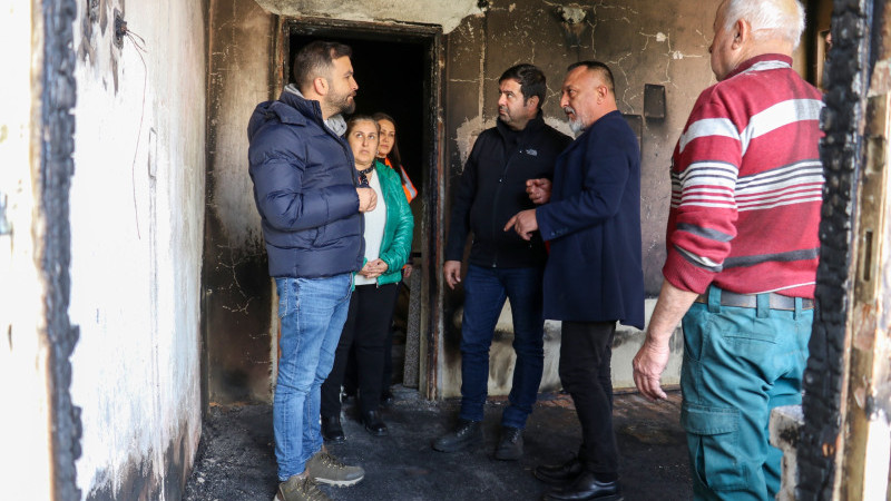 EVİ YANAN VATANDAŞA BELEDİYEDEN DESTEK