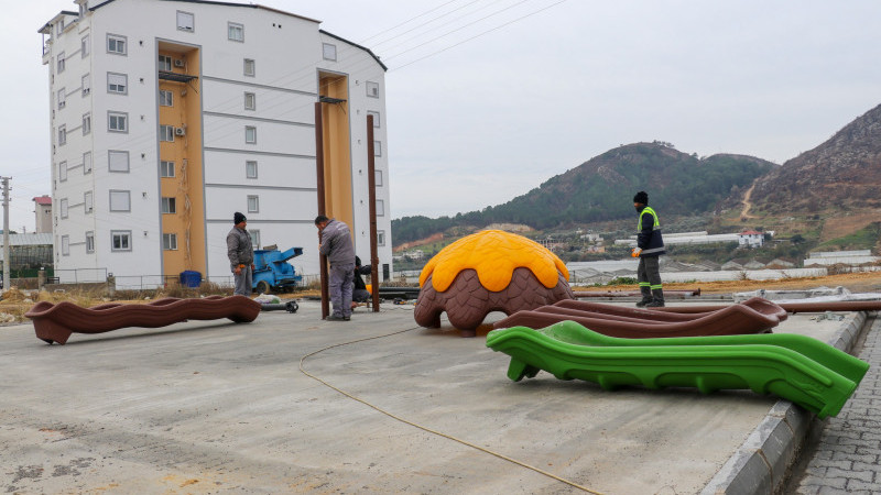 BEYOBASI MAHALLESİ ÇOCUK PARKINA KAVUŞUYOR