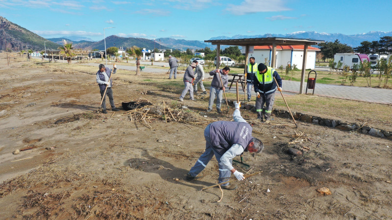 BELEDİYEDEN SAHİL TEMİZLİĞİ
