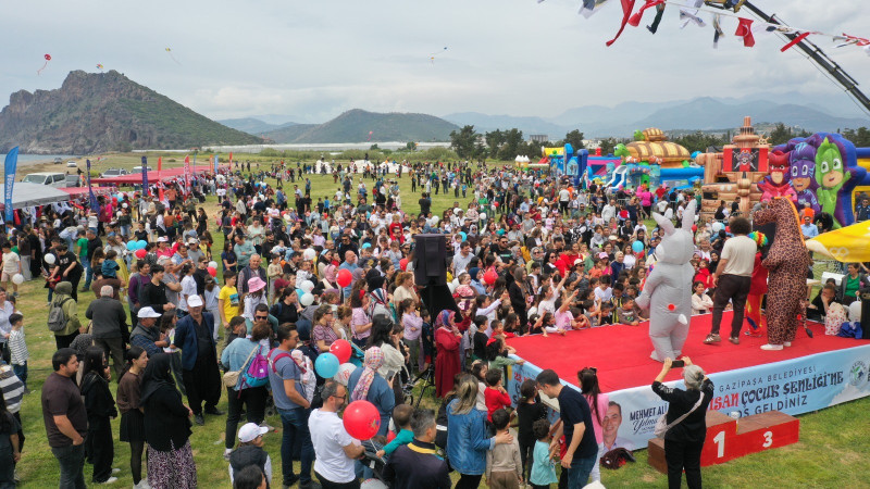 KORU SAHİLİ ÇOCUK SESLERİYLE ŞENLENDİ