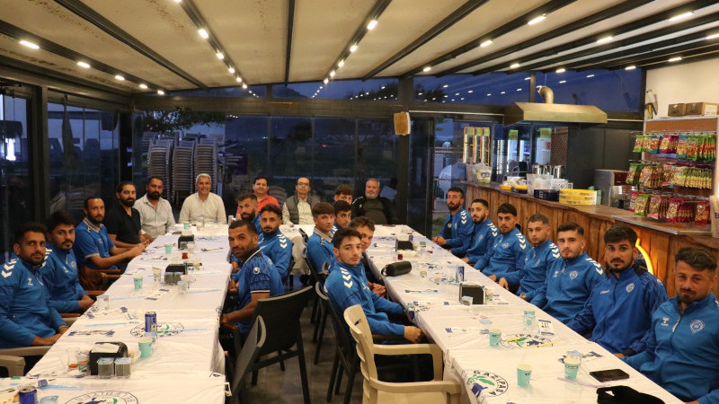 BAŞKAN YILMAZ, FUTBOLCULARLA BULUŞTU